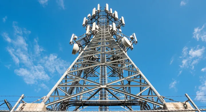 Telecommunications tower with sector antennas
